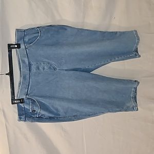 Belle by Kim Gravel light wash capri jeans